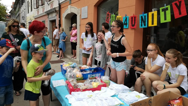 Zbiranje darov za varne hiše (foto: Natalija Obadič)