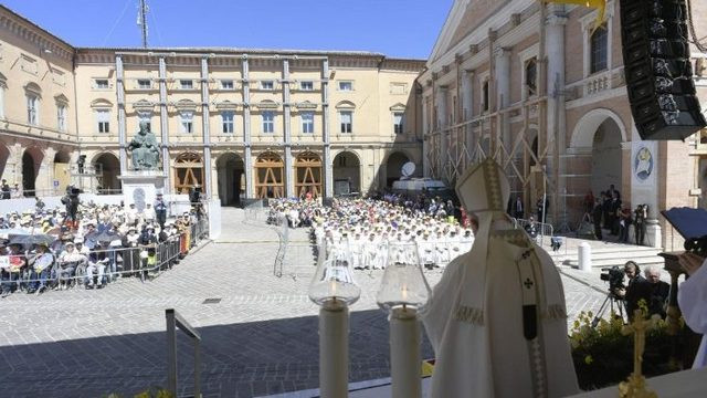 Papež med mašo v Camerinu (foto: Vatican News)