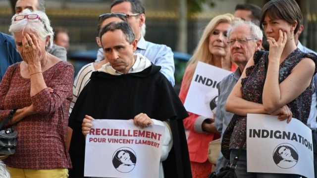 Protestniki za Lambertovo življenje (foto: Vatican News)