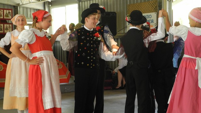 Plesna skupina Marjetice (foto: Arhiv slovenske župnije v Montrealu)