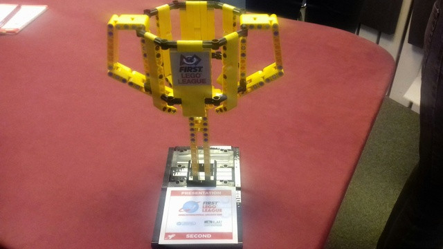 Priznanje in zaslužena nagrada s tekmovanja v robotiki (foto: Nataša Ličen)