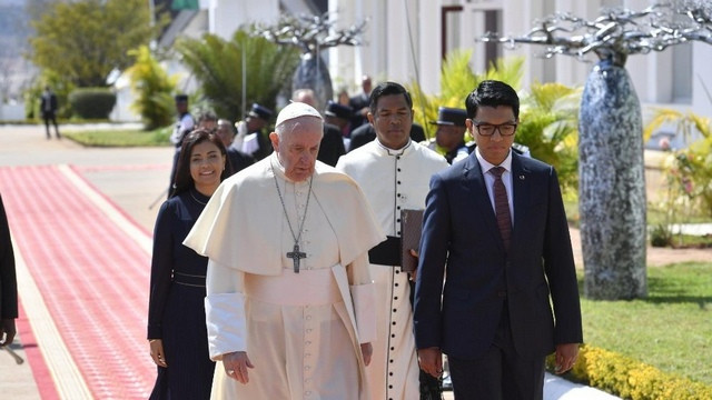 Papež z malgaškim predsednikom  (foto: Vatican News)