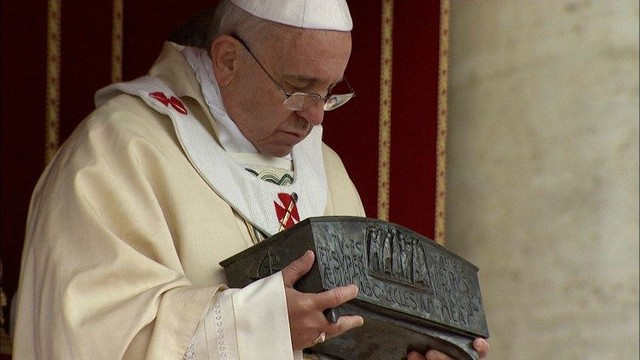 Frančišek z relikvijami sv. Petra (foto: vaticannews.va)