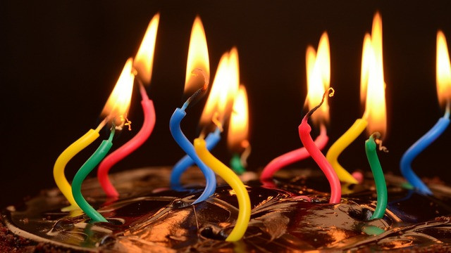 Svečke na torti (foto: Unsplash)