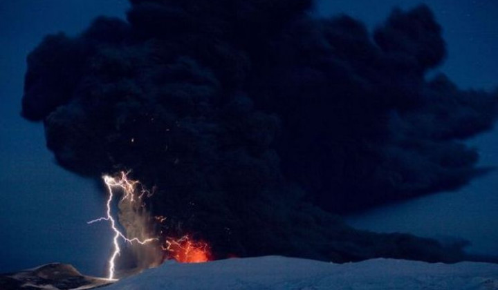 Strela ob vznožju islandskega ognjenika Eyjafjallajokull, ki še vedno bruha lavo (foto: ARO)