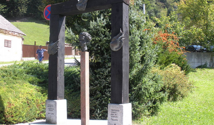 Spomenik F. Balantiču postavljen v Kamniku (foto: Wikipedia)