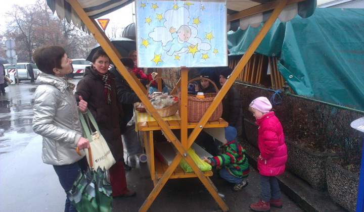 Stojnica otrok na ljubljanski tržnici Stojnica otrok na ljubljanski tržnici (foto: Peter Perše)