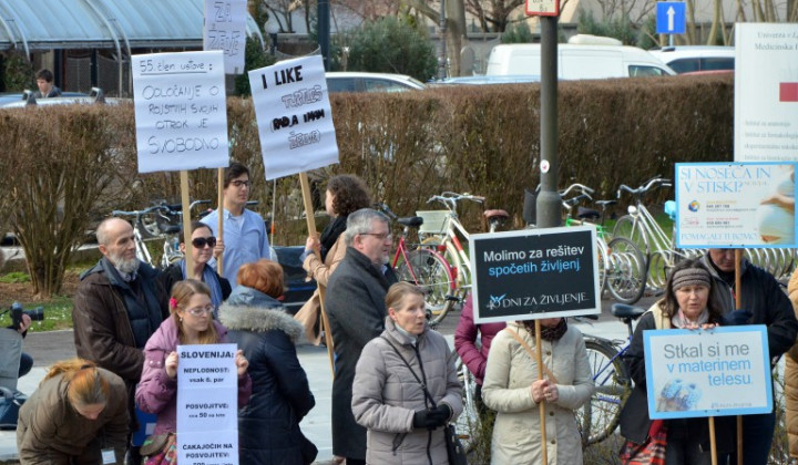 Molivci pred ljubljansko porodnišnico (foto: Aleš Čerin)