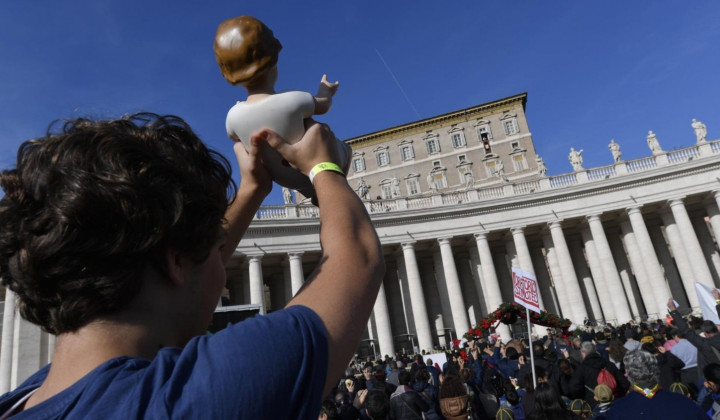 Papež Frančišek je blagoslovil figurice Deteta Jezusa (foto: vaticannews.va)