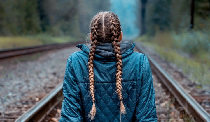 Dekle na železniškem tiru (foto: Pixabay)