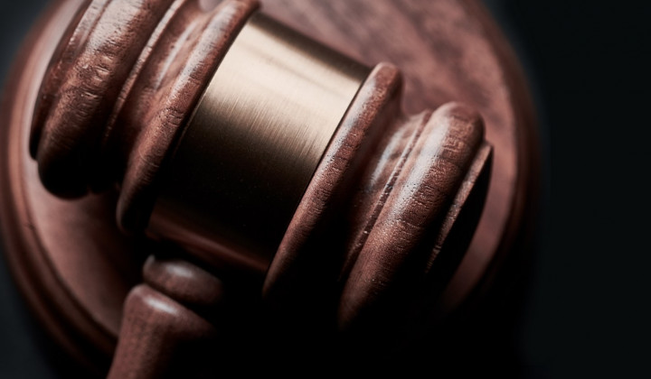 Sojenje, sodniško kladivo (foto: Bill Oxford - Pixabay)