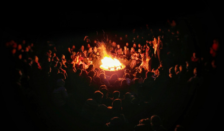 Skavti ob tabornem ognju (foto: Maximilian Meyer/Unsplash)