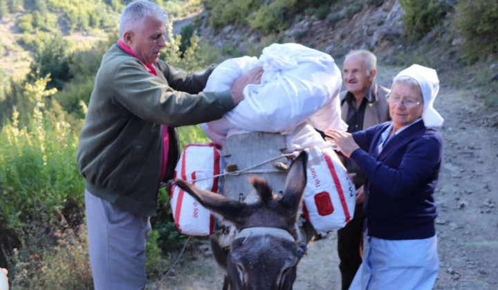 S. Vida Gerkman pomaga revni družini v Albaniji (foto: Slovenska karitas)