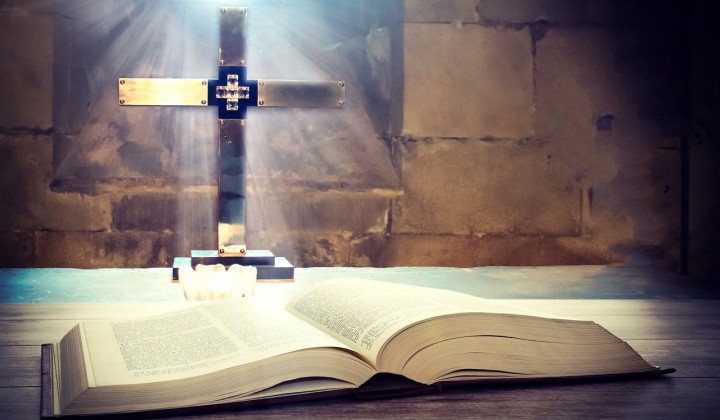 Ustavimo se! Vzemimo v roke Sveto pismo. Gospod je z nami! (foto: Pixabay)