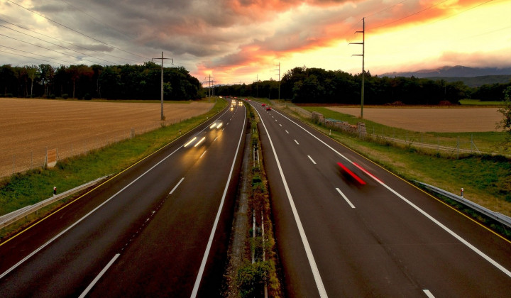 Na cestah ne prekoračimo hitrosti, te dni je na njih več delavcev, ki vzdržujejo določene odseke.  (foto: pixabay)