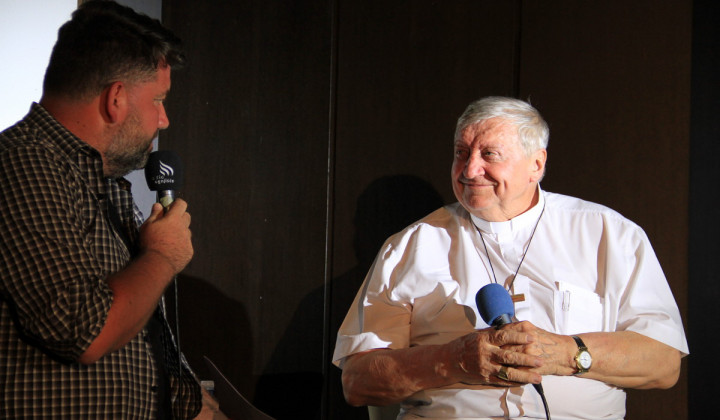 Nadškof Alojz Uran v pogovoru z voditeljem Juretom Seškom (foto: Izidor Šček)