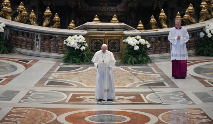 Papež v prazni baziliki sv. Petra izreka poslanico Urbi et Orbi (foto: Vatican Media)