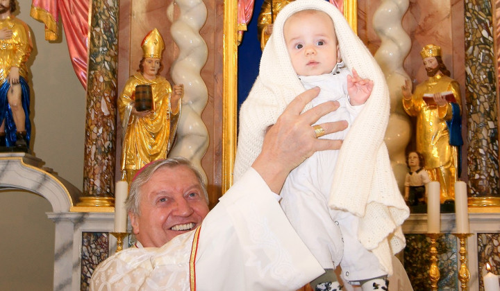 Nadškof Uran je imel po krstu navado v navdušenju visoko dvigniti krščenca (foto: Aleksander Čufar)