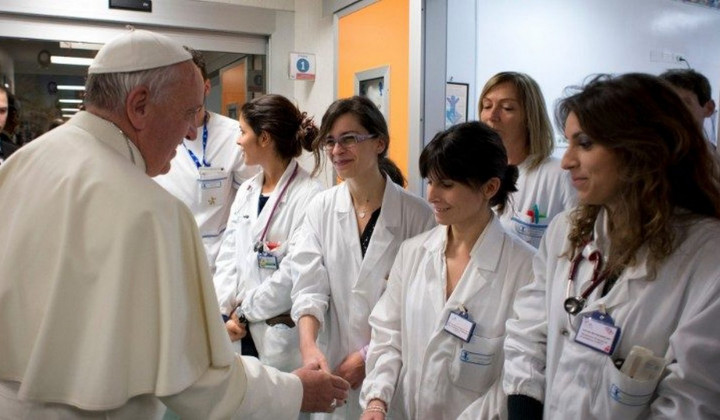 Papež z medicinskimi sestrami in bolničarji med obiskom pediatrične bolnišnice Bambino Gesu  (foto: Vatikan News)