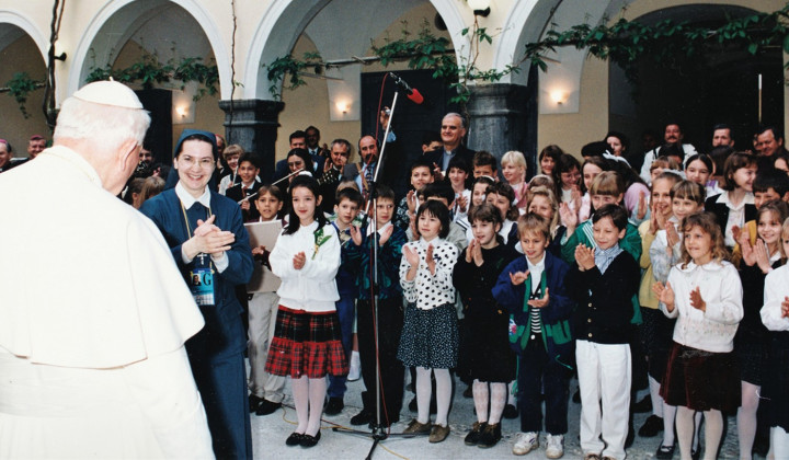 Leta 1996 so otroci zapeli papežu Janezu Pavlu II. za rojstni dan  (foto: Osebni arhiv Polone Koželj)