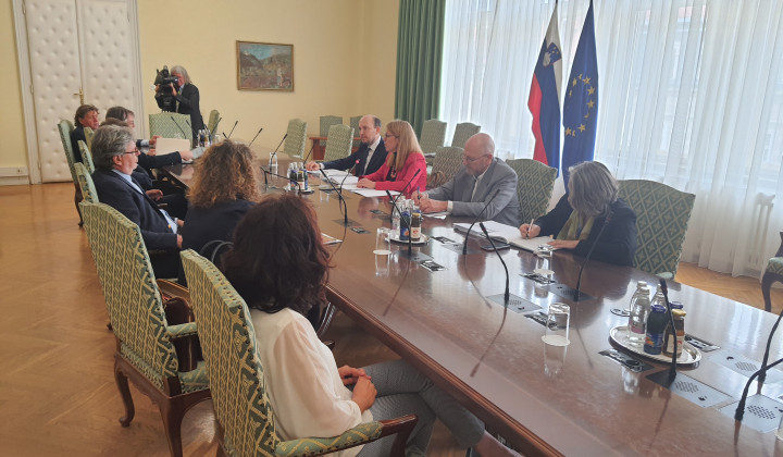 Ministrica Jaklitsch s predstavniki manjšine iz Italije (foto: USZS)