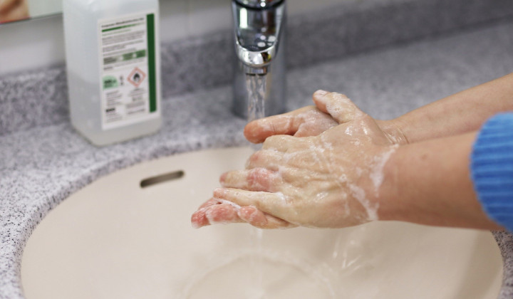 Roke umivajmo vsaj 20 sekund  (foto: zukunftssicherer / Pixabay  )