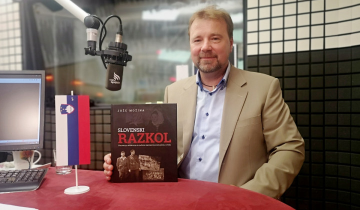 Dr. Jože Možina s knjigo Slovenski razkol (foto: Rok Mihevc)
