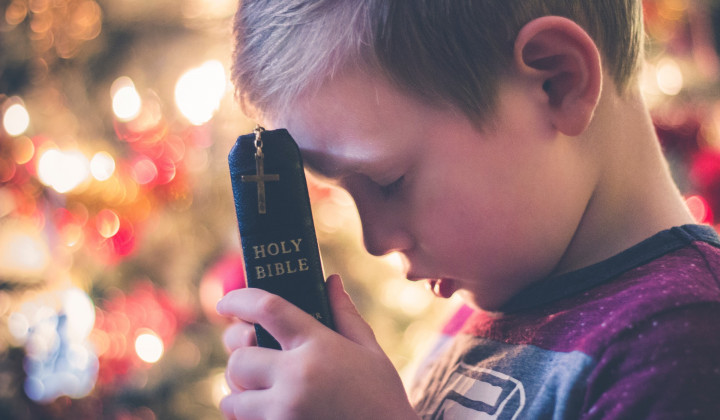 Otrok s Svetim pismom (foto: Pixabay)