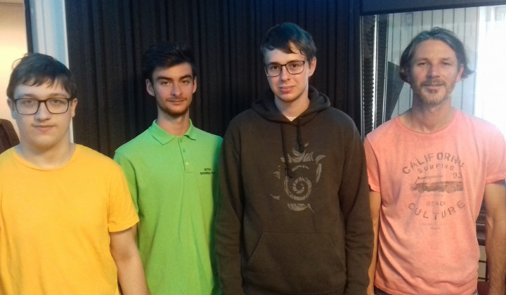 Blaž, Adam in Patrik so tekmovali na kemijski olimpijadi, v studiu se nam je pridružil tudi Aljoša iz ZOTKS (foto: Nataša Ličen )