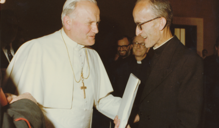 Prof. Anton Strle s sv. papežem Janezom Pavlom II. (foto: Katoliška Cerkev)