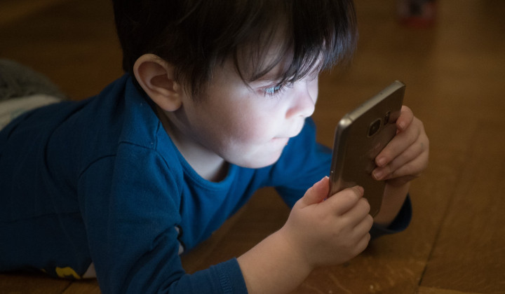Naj telefon in tablica ne bosta nikoli varuška (foto: Andi Graf / Pixabay)