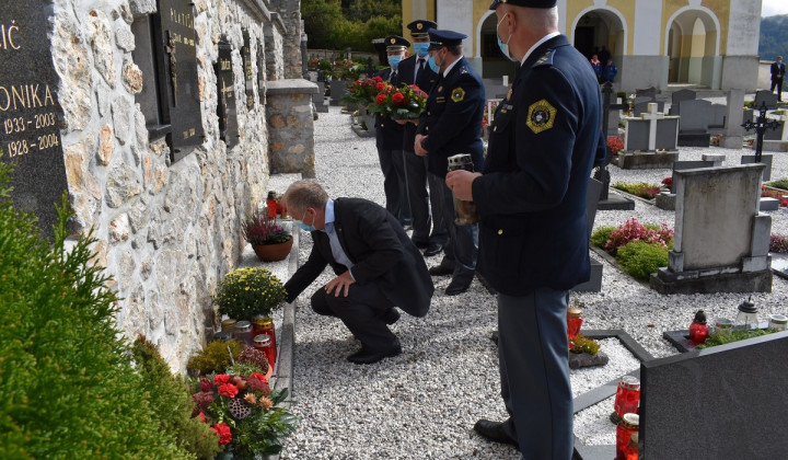 Minister Aleš Hojs se je poklonil pokojnim policistom (foto: Jure Rebolj)