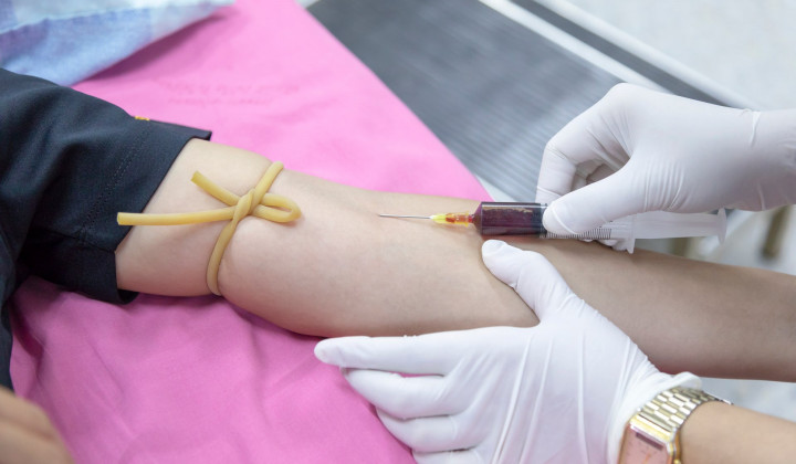 Strah je prisoten predvsem pri tistih, ki prvič pridejo na darovanje krvi, načeloma pa je darovanje krvi prijetno, če si na to dobro pripravljen. Kri teče 6 do 7 minut.  (foto: Amornthep Srina / Pexels)