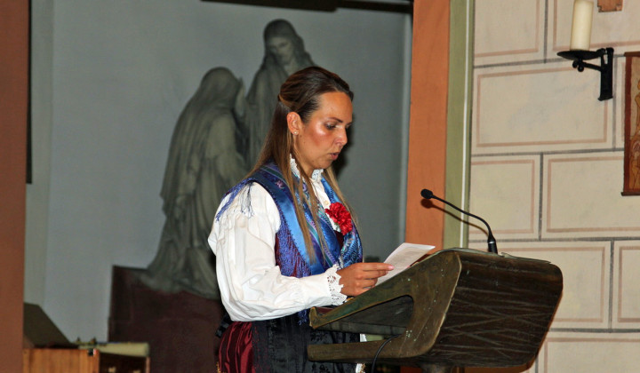 Bevkovo pesem o Mariji žalostni je prebrala Helena (foto: Arhiv slovenske župnije v Frankfurtu)
