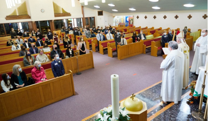 Med sveto birmo v cerkvi (foto: Vestnik slovenske župnije v Hamiltonu)