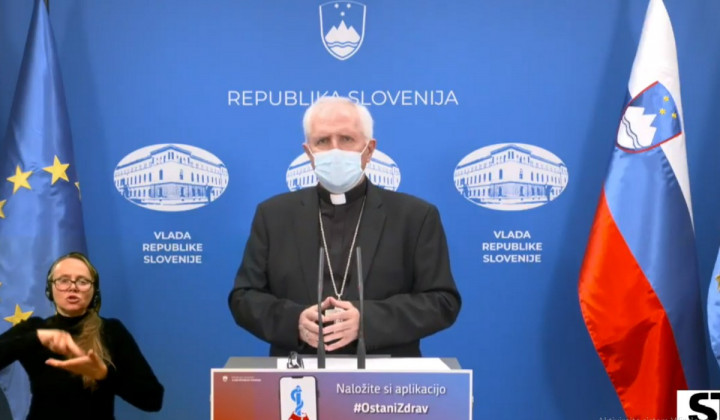 Nadškof Stanislav Zore na novinarski konferenci vlade (foto: Posnetek zaslona)