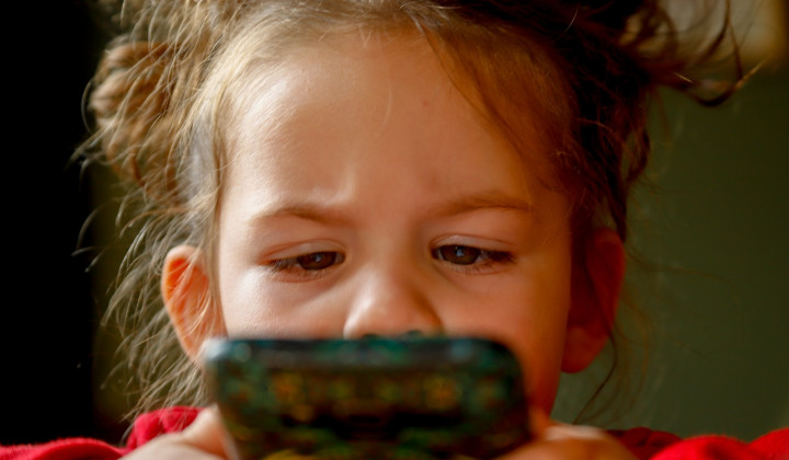 Imamo ogromno armado otrok, ki je več na zaslonih kot v živih odnosih (foto: Pixabay)