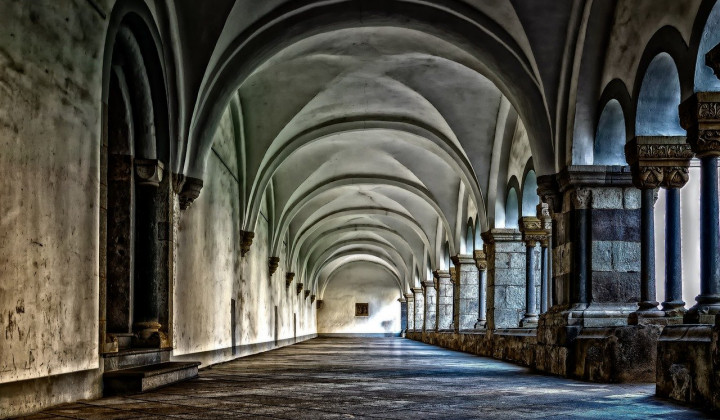 Samostanski hodnik (foto: Pixabay)
