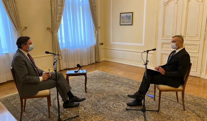 Predsednik Borut Pahor v pogovoru z Alenom Salihovićem (foto: Matej Kržišnik)