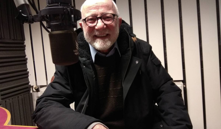 p. dr. Martin Kmetec v studiu Radia Ognjišče (foto: Blaž Lesnik)