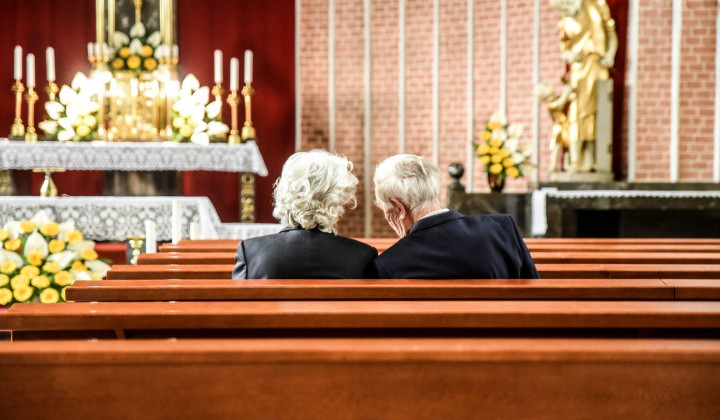 Starejši par v cerkvi (foto: Rok Mihevc)