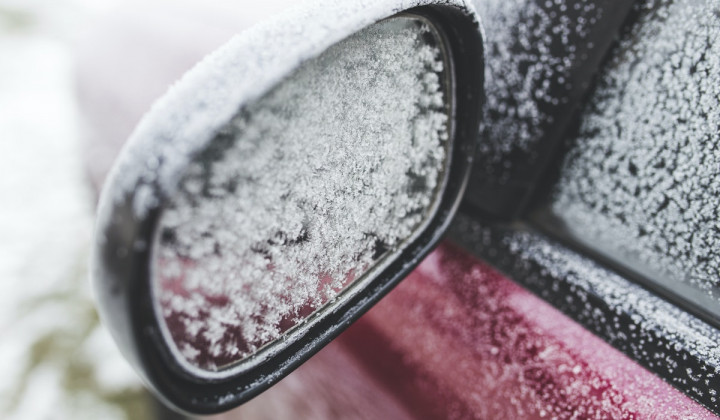 V času sneženja in zamrzovanja očistimo vsa stekla, ne le prednje, tudi z avta pometemo sneg, da ne dela preglavic tistim, ki vozijo za ali pred nami (foto: rawpixel.com)
