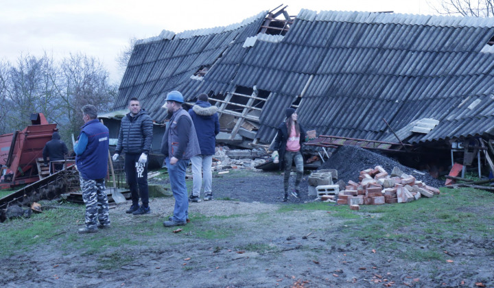 Porušena hiša v Petrinji (foto: Hrvaška karitas)