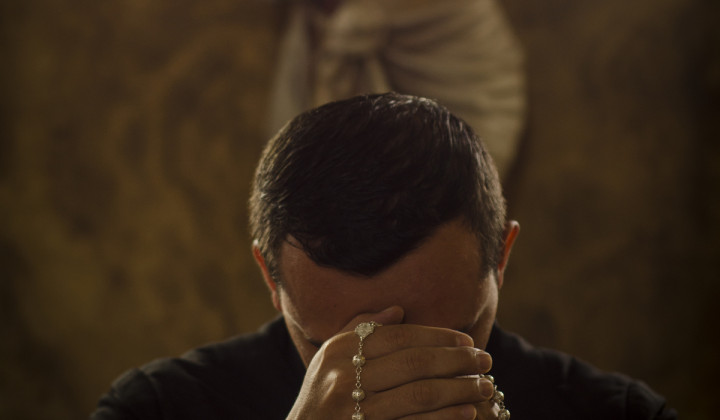 Duhovnik pri molitvi (foto: Cathopic)