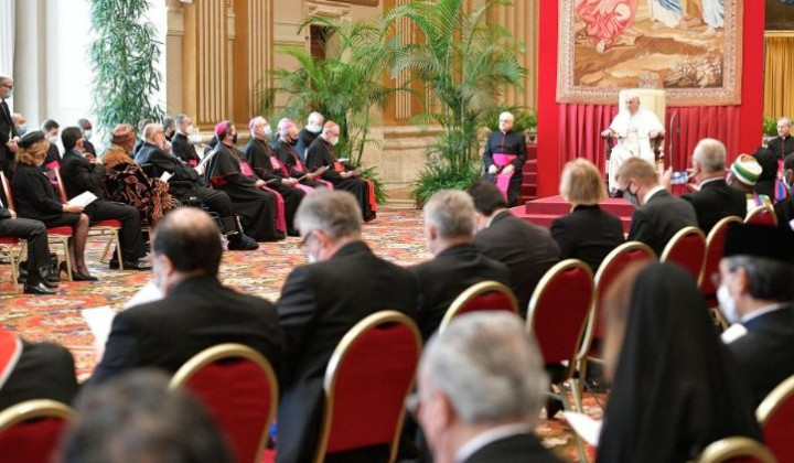 Papežev nagovor diplomatom akreditiranim pri Svetem sedežu (foto: Vatican Media)