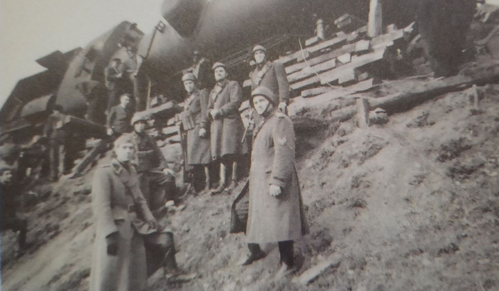 Italijanski vojaki ob iztirjenem vlaku (foto: Arhiv dr. Jože Možina)