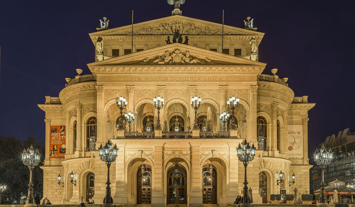 Opera v Frankfurtu (foto: Markus Schüller, CC BY-SA 4.0 <https://creativecommons.org/licenses/by-sa/4.0>, via Wikimedia Commons)