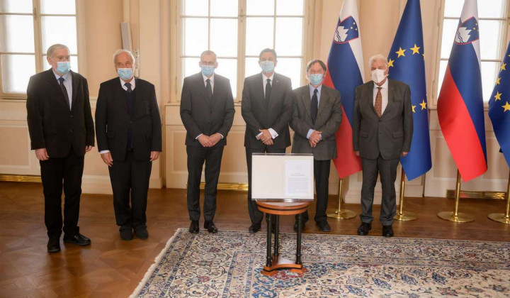Člani SAZU pri predsedniku Borutu Pahorju (foto: STA)
