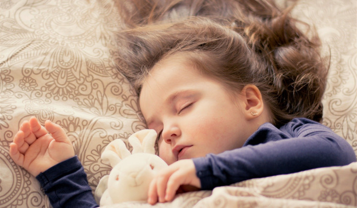 Otroci potrebujejo več globokega spanja, saj se v tej fazi izloča rasni hormon (foto: Daniela Dimitrova / Pixabay )