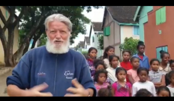Zapeli so tudi misijonar Peter Opeka in otroci na Madagaskarju (foto: posnetek zaslona)